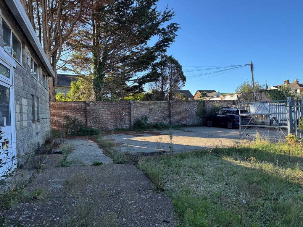 Lot: 76 - FREEHOLD VACANT TWO STOREY COMMERCIAL UNIT WITH GATED YARD - Looking Back at the Yard/Compound